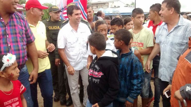 El Alcalde Alejandro Char en el inicio de la construcción de un parque en el barrio Rebolo