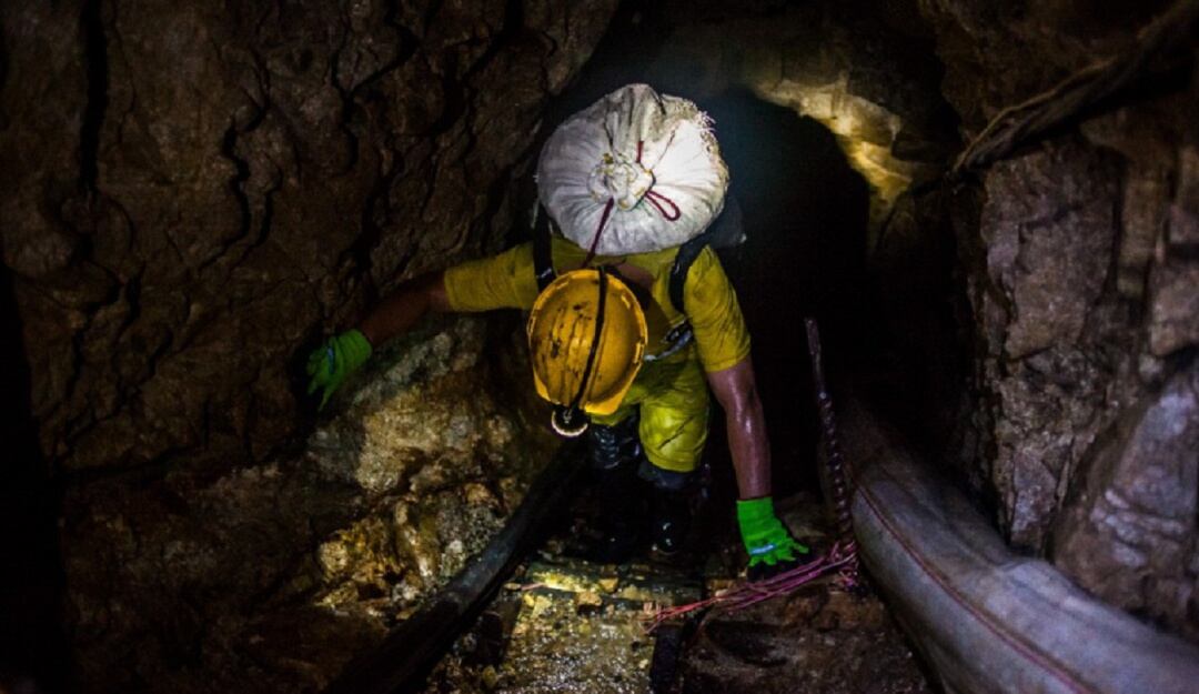 Un minero desaparecido, 13 rescatados