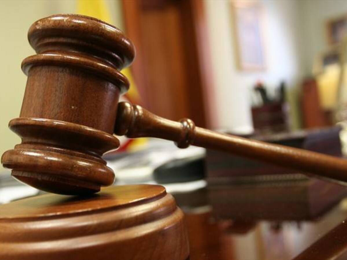 Detención domiciliaria para exfuncionaria de Mineducacion por títulos falsos de cirugía plástica