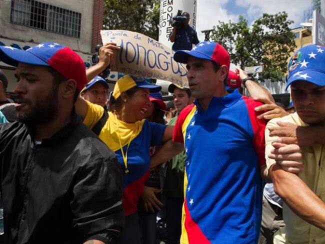 Henrique Capriles denuncia estar detenido por colectivos chavistas armados