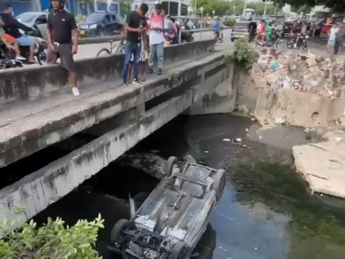 Vehículo cayó al canal del San Pedro en el sur de Cartagena: conductor tuvo heridas leves