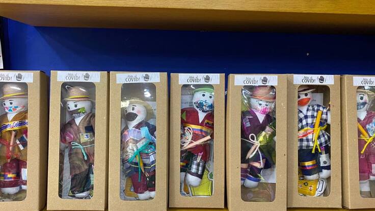 Flores, sahumerios y muñecos de año viejo, lo más comprado en Medellín para el 31