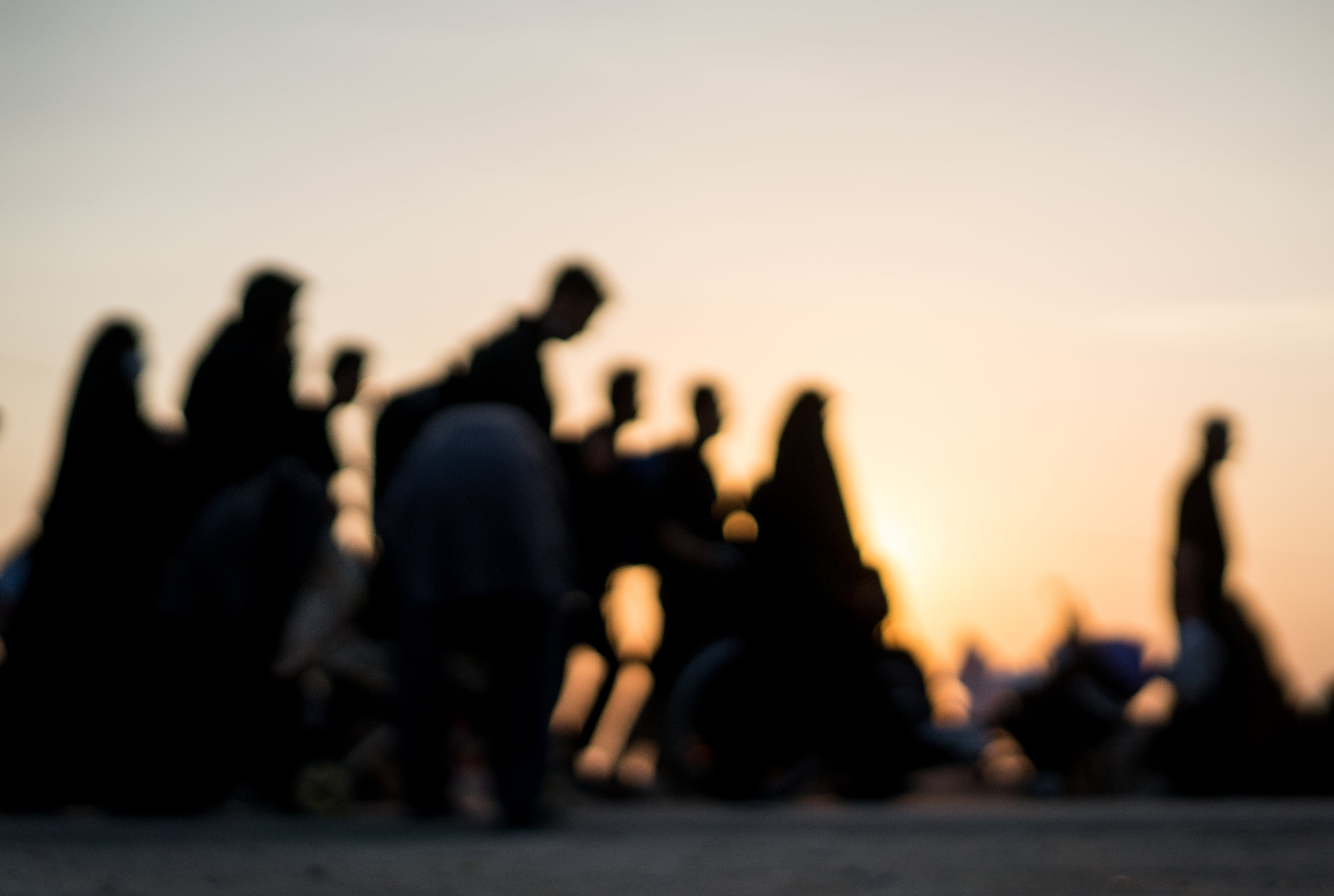 Large group of people walking together (imagen tomada de Getty Imagenes - Autor: MASTER)