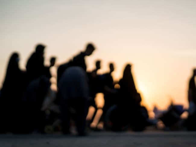 Large group of people walking together (imagen tomada de Getty Imagenes - Autor: MASTER)