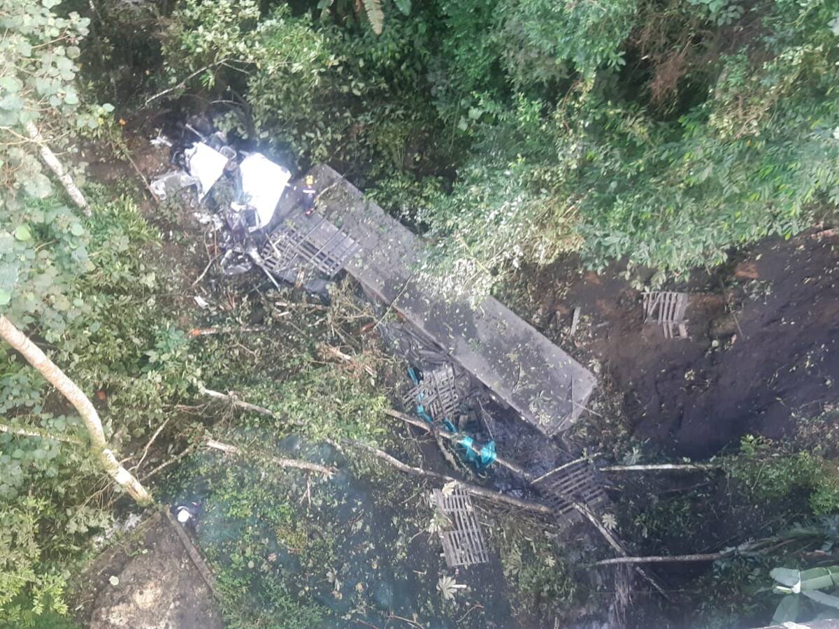 Un tractocamión cayó al abismo en La Línea, conductor resultó ileso