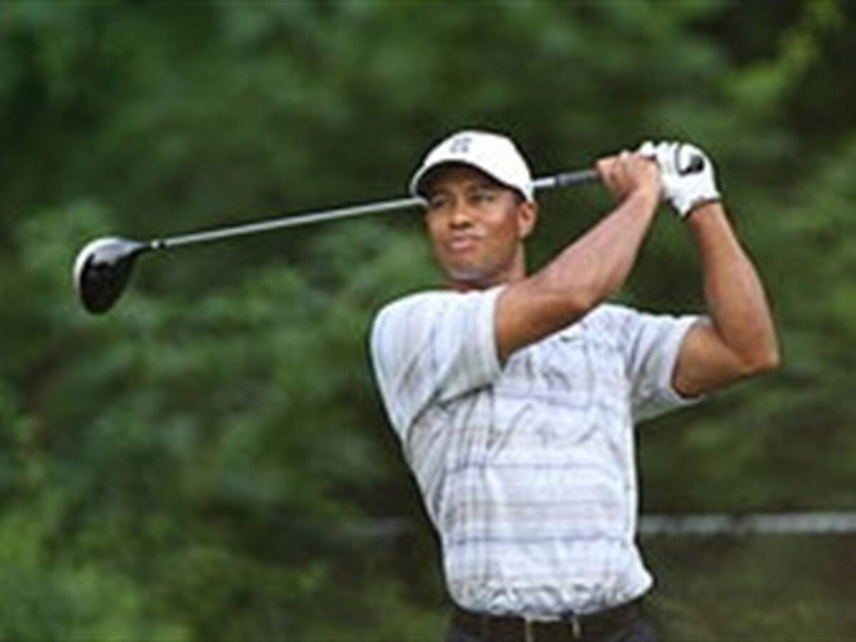 Tiger Woods brilla en Abierto de Golf de Abu Dabi