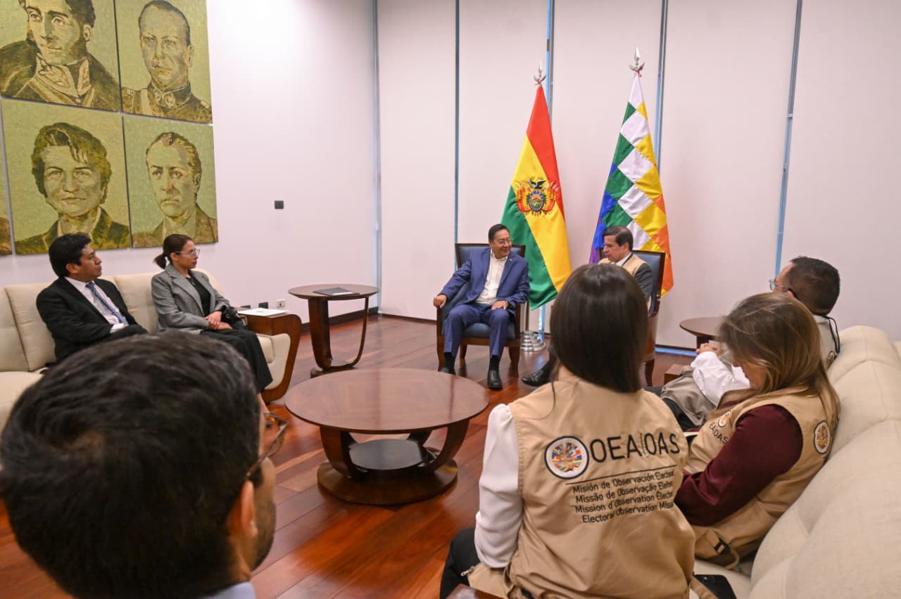 Encuentro entre el presidente de Bolivia, Luis Arce, y la Misión de Observación Electoral de la Organización de Estados Americanos, encabezada por Juan Fernando Cristo. 
(Foto:   Cortesía OEA )
