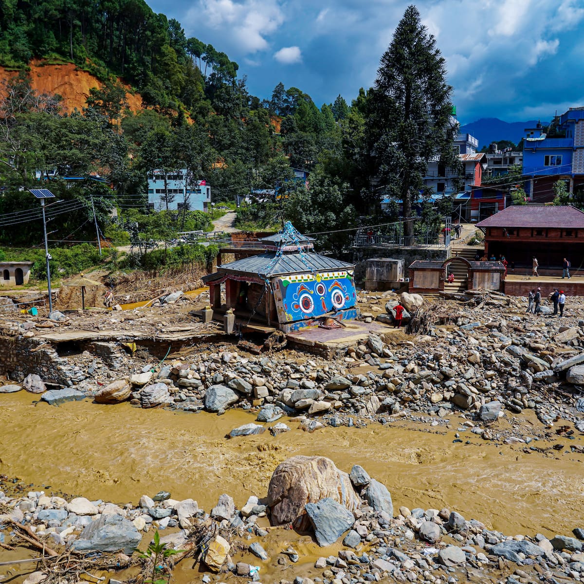 Inundaciones en Nepal y el Tíbet: movilizan equipos de rescate para buscar desaparecidos