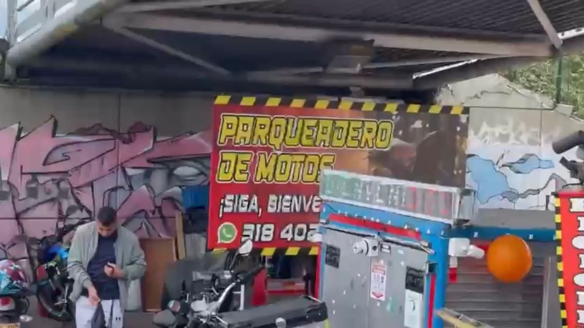 Espacio debajo de puente peatonal se convirtió en parqueadero y taller de motocicletas en Bogotá