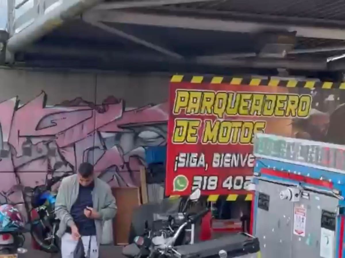 Espacio debajo de puente peatonal se convirtió en parqueadero y taller de motocicletas en Bogotá