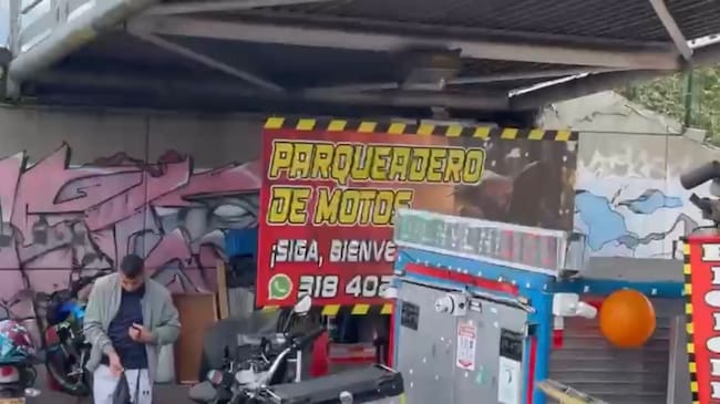 Parqueadero y taller de motocicletas debajo de puente en Bogotá. Foto: Suministrada