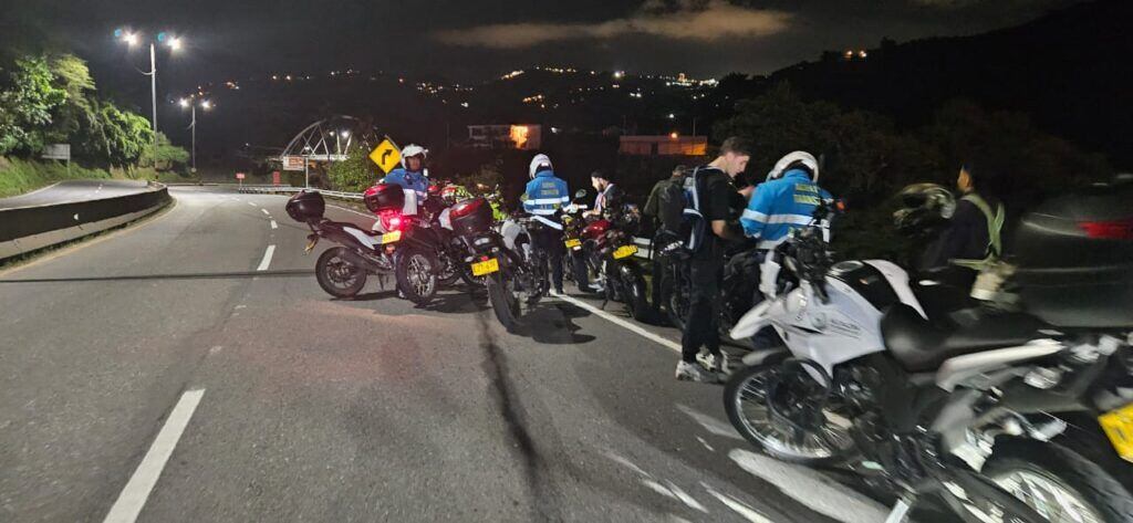 Algunos reguladores de movilidad haciendo control cerca a la vereda San Peregrino. Foto: Secretaría de Movilidad de Manizales.