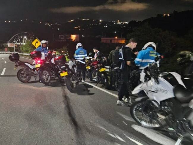 Algunos reguladores de movilidad haciendo control cerca a la vereda San Peregrino. Foto: Secretaría de Movilidad de Manizales.