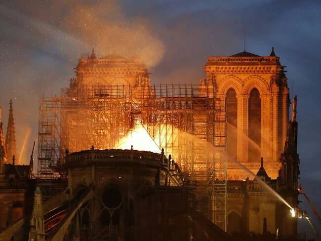 &quot;París está desfigurada&quot;:lágrimas y conmoción por el incendio en Notre Dame