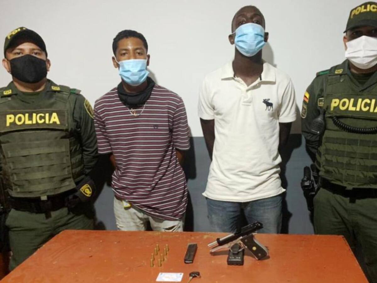 Con una pistola automática Prieto Beretta fueron detenidas dos personas