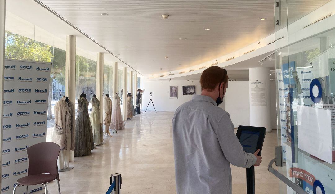 Un hombre utiliza una máquina de reconocimiento facial para validar su pasaporte verde e ingresar a un teatro en Tel Aviv. 