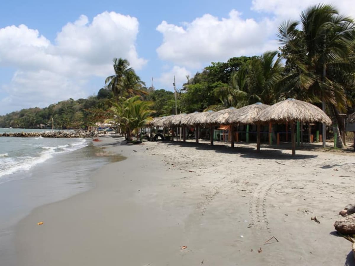 Restringen navegabilidad y acceso al mar por fuerte oleaje en Necoclí, Antioquia