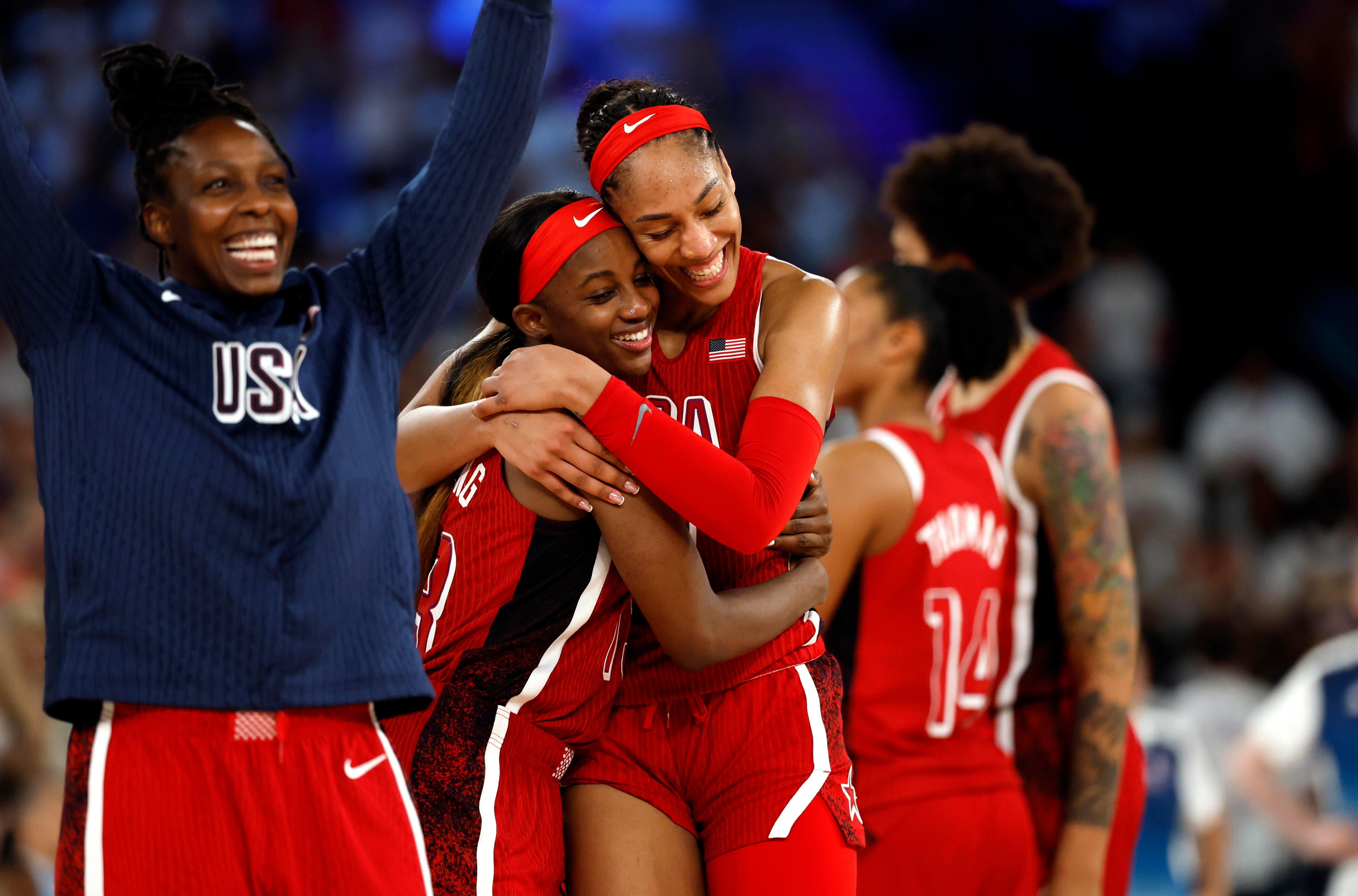 Team USA festeja la victoria en la final de baloncesto femenil