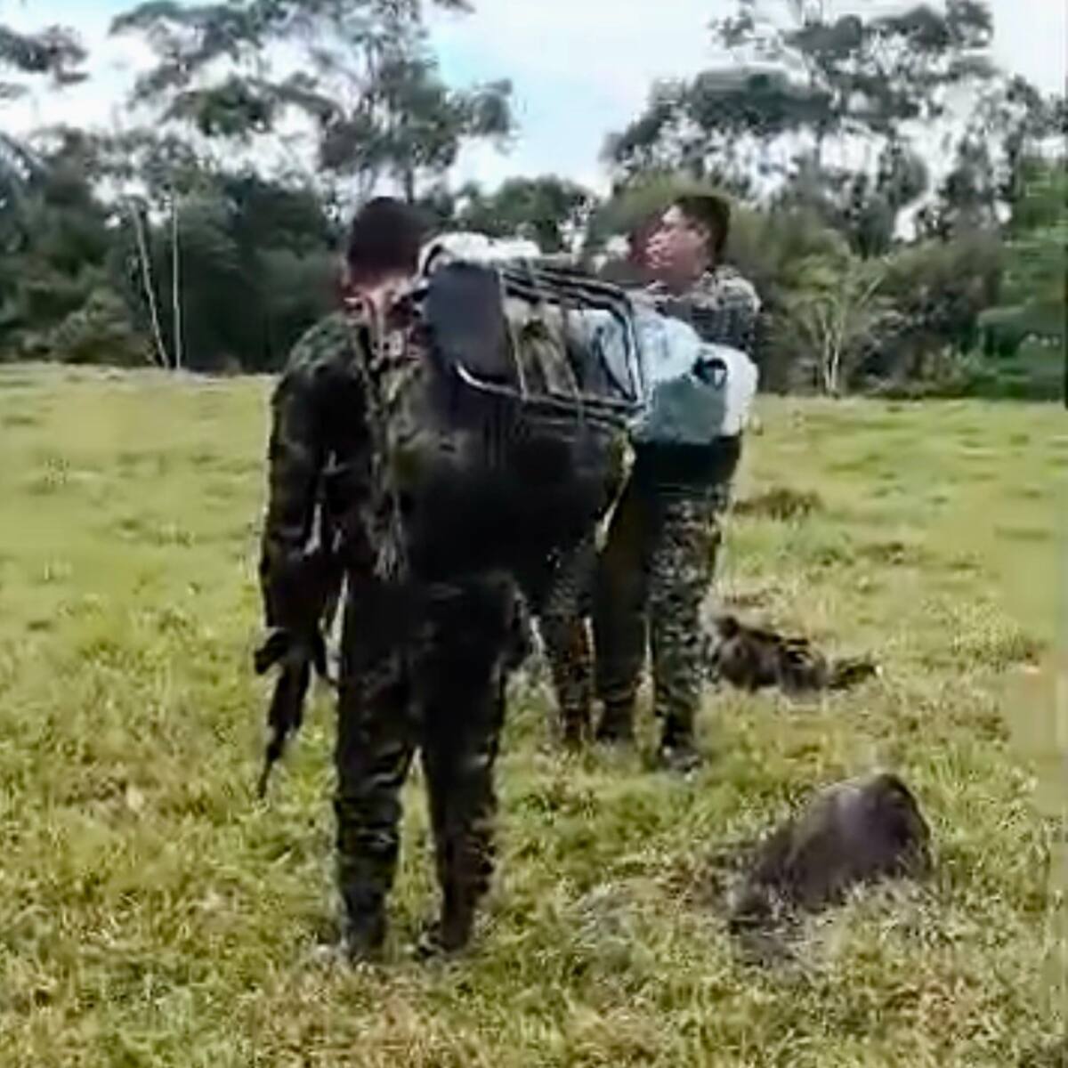 Desgarrador: soldado carga en hombros a su ‘lanza’ asesinado por el ELN en Norte de Santander