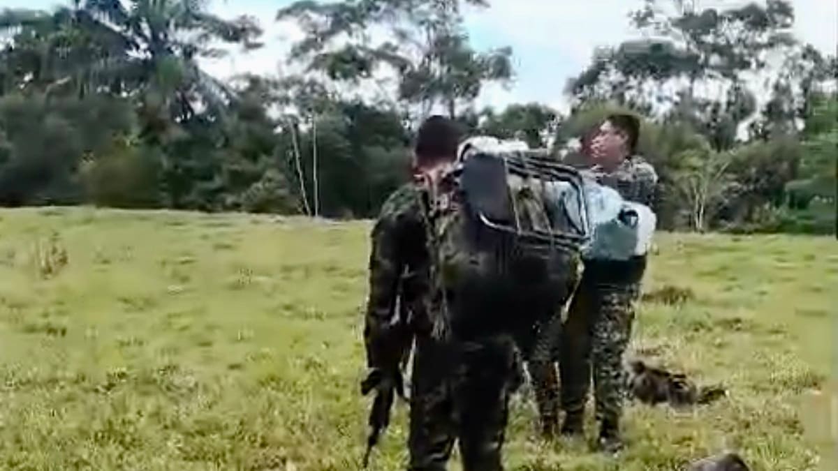 Desgarrador: soldado carga en hombros a su ‘lanza’ asesinado por el ELN en Norte de Santander