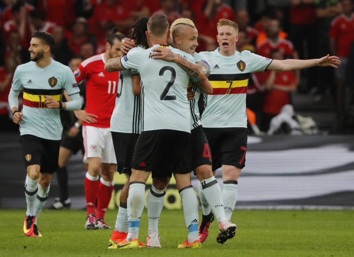 Los jugadores belgas celebrando el gol que los adelantaba en el marcador