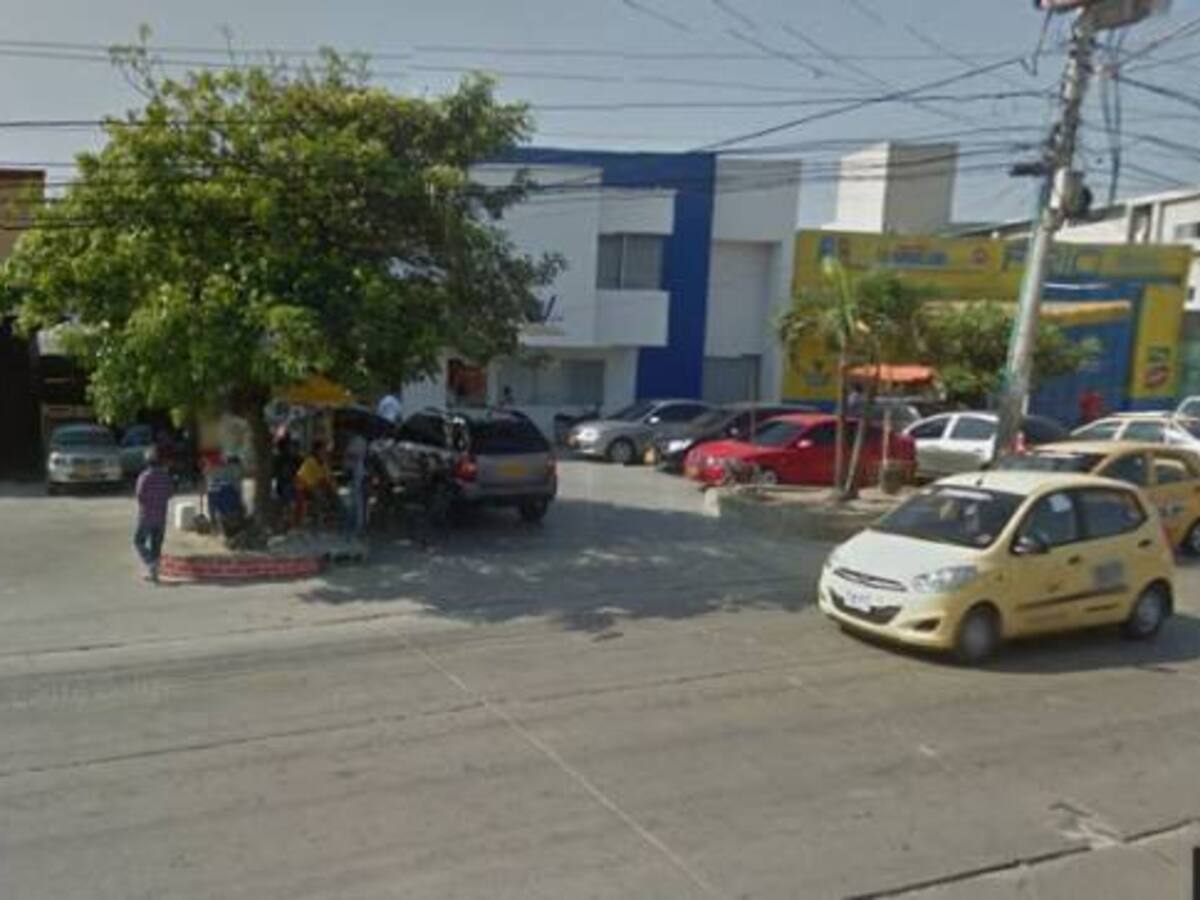 Reubican pacientes de clínica por incendio en aserradero contiguo