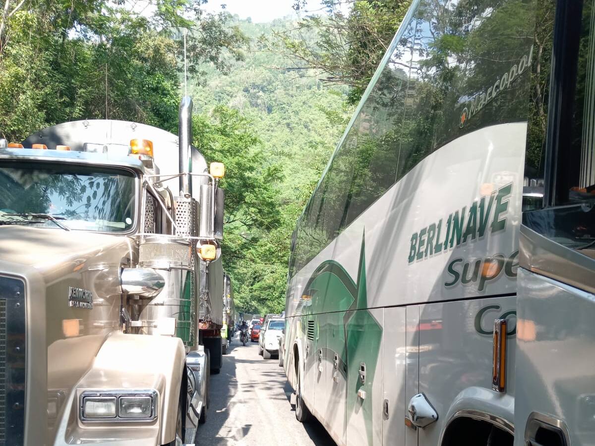 Habilitan paso a un carril en la vía Bucaramanga - Rionegro