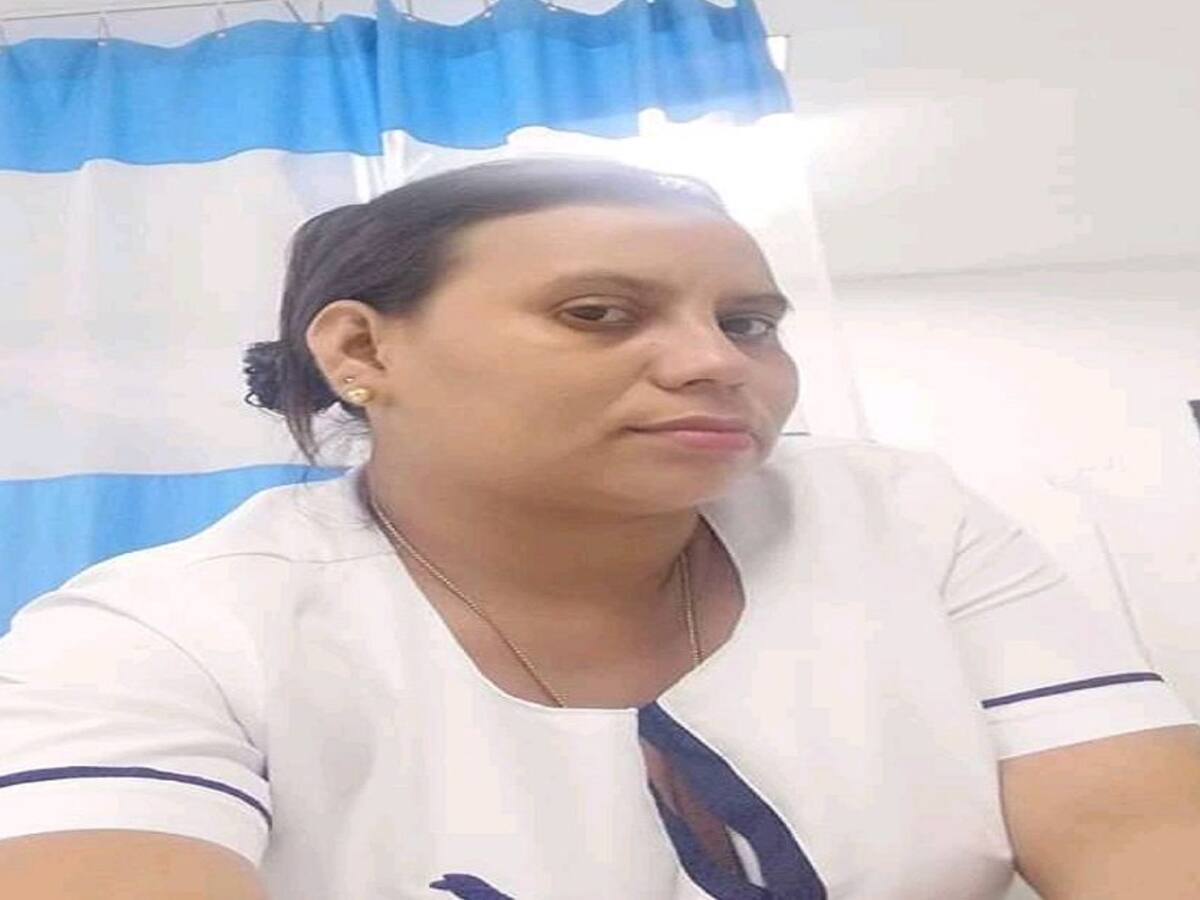 Monitorean la salud de una enfermera que recibió vacuna contra el COVID-19