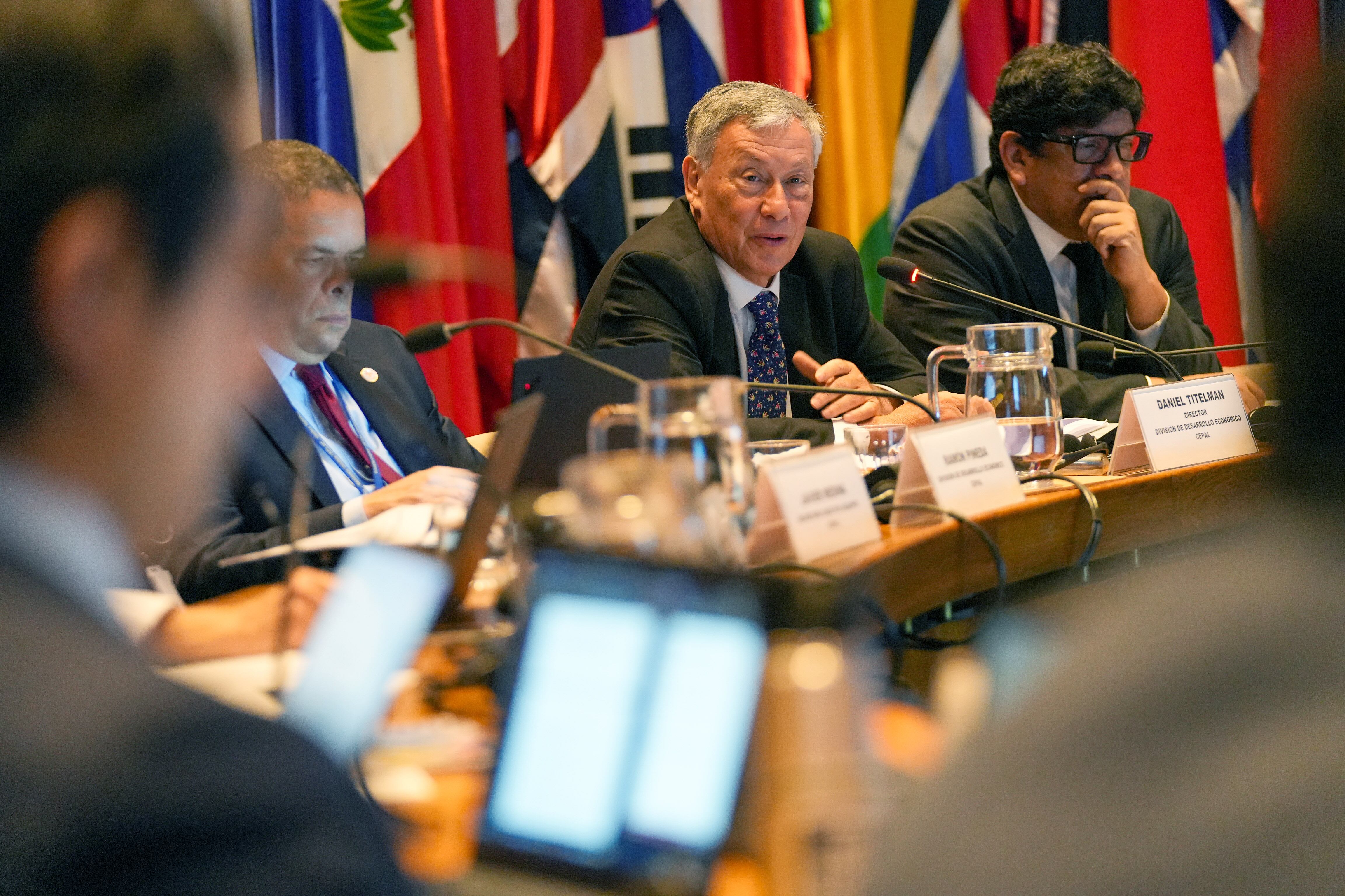 El director de División de Desarrollo Económico de la Comisión Económica para América Latina y el Caribe (Cepal), Daniel Titelman (c), durante la presentación del informe anual de la CEPAL en Santiago (Chile). 
 EFE/ Comisión Económica Para América Latina Y El Caribe