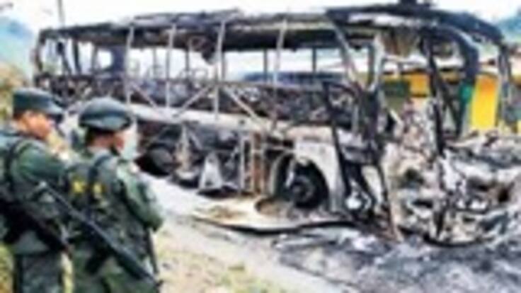 Tres vehículos incinerados y tres heridos por ataque de las Farc en la vía Medellín - Caucasia