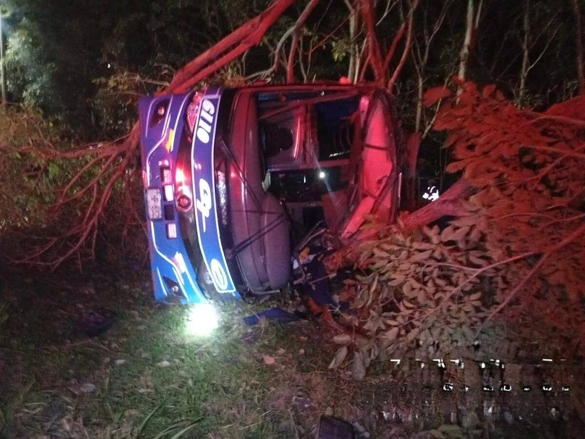 Mueren tres personas en accidente de un bus de la empresa Coomotor en la variante de Ibagué