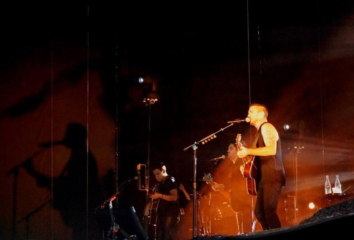 La sorpresa de la noche tuvo un toque muy loca: el artista Ángel Parra, de Tres y yo, acompañó a Juanes para cantar Campesina Santandereana.