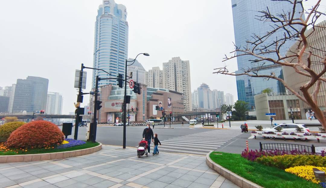 Una mujer camina con sus hijos en medio del confinamiento en la ciudad de Shanghái, en China.                   Foto: Getty 