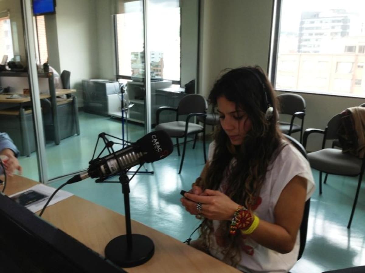 Duina del Mar presenta en Caracol Radio su nueva canción junto a Cabas, Besarte la boquita.