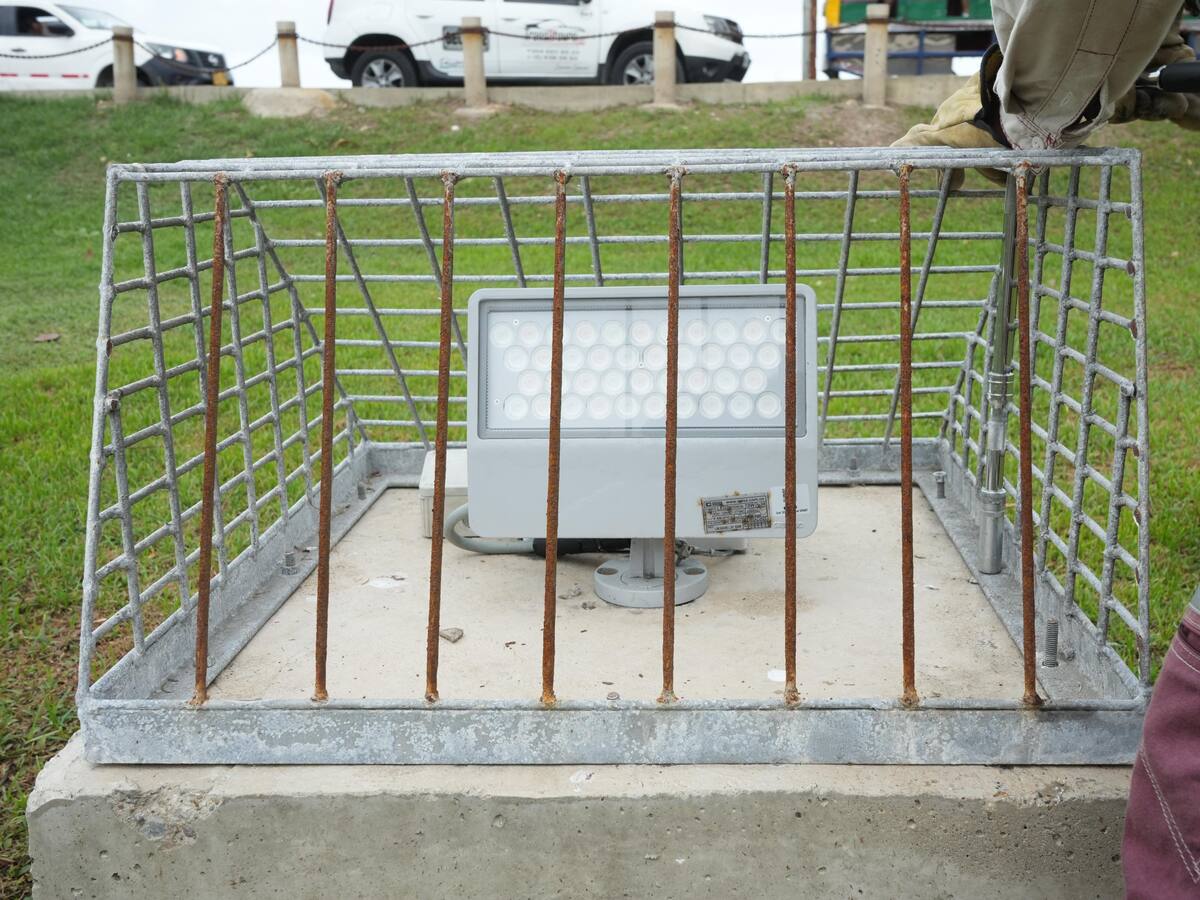 128 postes nuevos en fibra de vidrio y más de 240 luminarias instaladas en la Avenida Santander