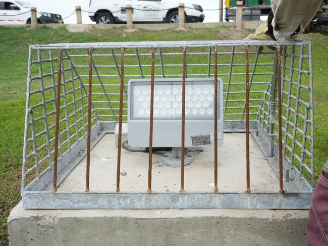 128 postes nuevos en fibra de vidrio y más de 240 luminarias instaladas en la Avenida Santander