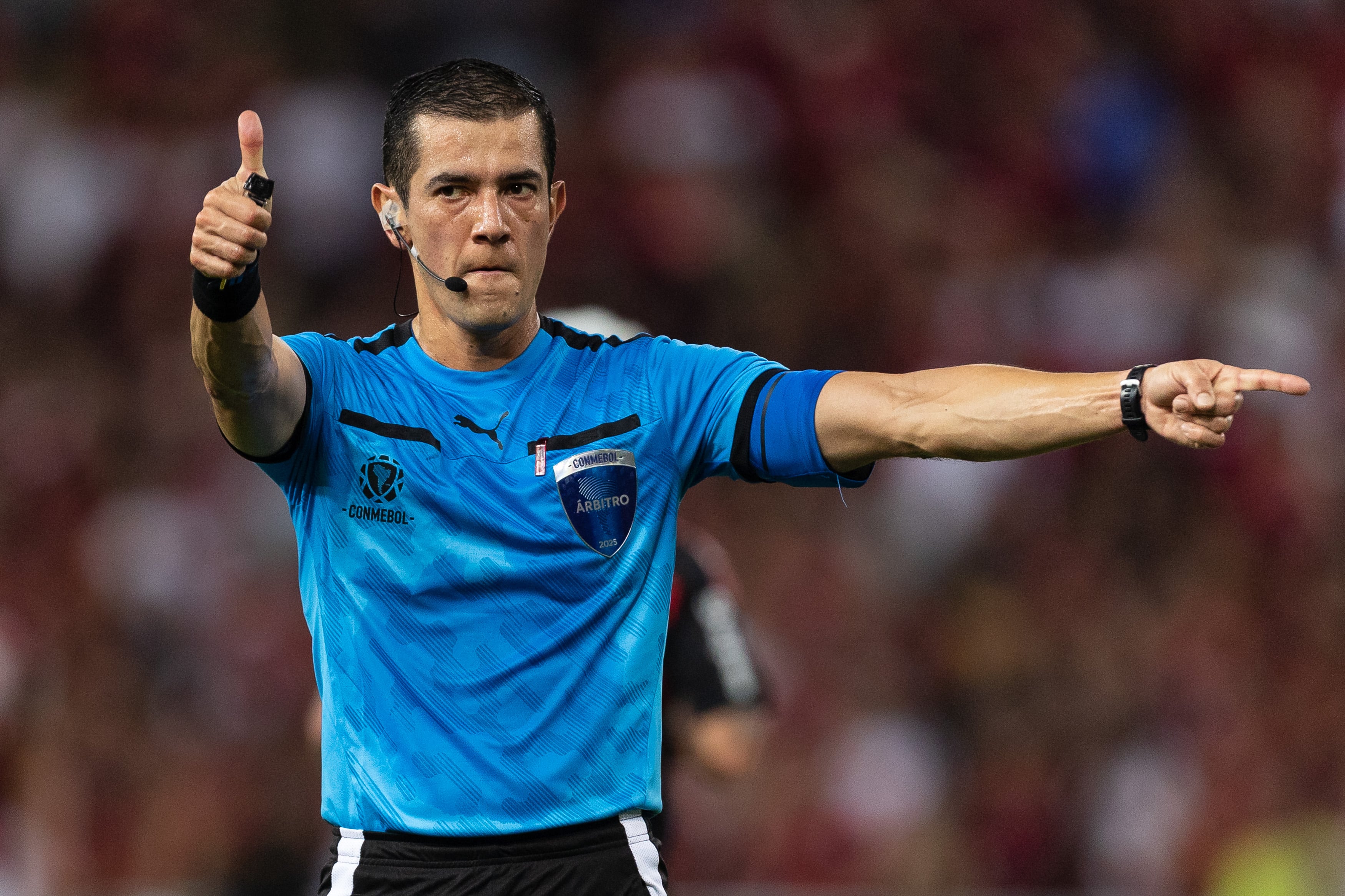 RIO DE JANEIRO, BRAZIL - MAY 15: Referee Andres Rojas gestures during the match between Flamengo and LDU Quito as part of Copa CONMEBOL Libertadores 2025 at Maracana Stadium on May 15, 2025 in Rio de Janeiro, Brazil. (Photo by Ruano Carneiro/Getty Images)