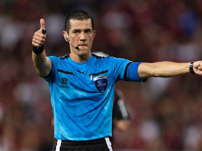 RIO DE JANEIRO, BRAZIL - MAY 15: Referee Andres Rojas gestures during the match between Flamengo and LDU Quito as part of Copa CONMEBOL Libertadores 2025 at Maracana Stadium on May 15, 2025 in Rio de Janeiro, Brazil. (Photo by Ruano Carneiro/Getty Images)