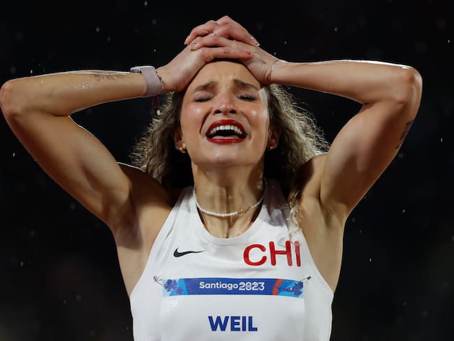 Martina Weil de Chile celebra al ganar 400m femenino hoy, durante los Juegos Panamericanos 2023 en el estadio Nacional en Santiago (Chile). EFE/ Osvaldo Villarroel