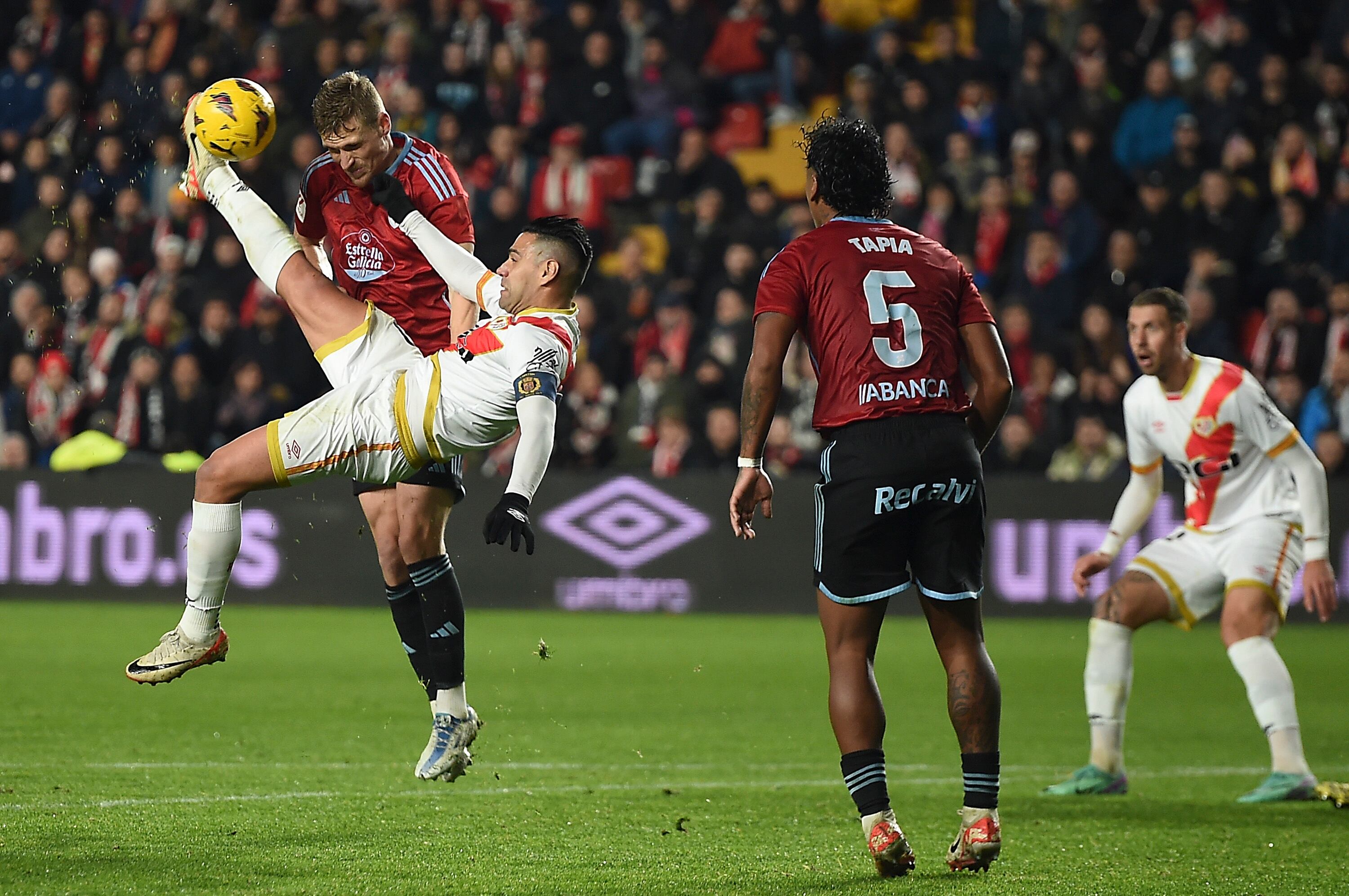 Radamel Falcao del Rayo Vallecano haciendo una chilena en el partido frente al Celta. (Photo by Denis Doyle/Getty Images)