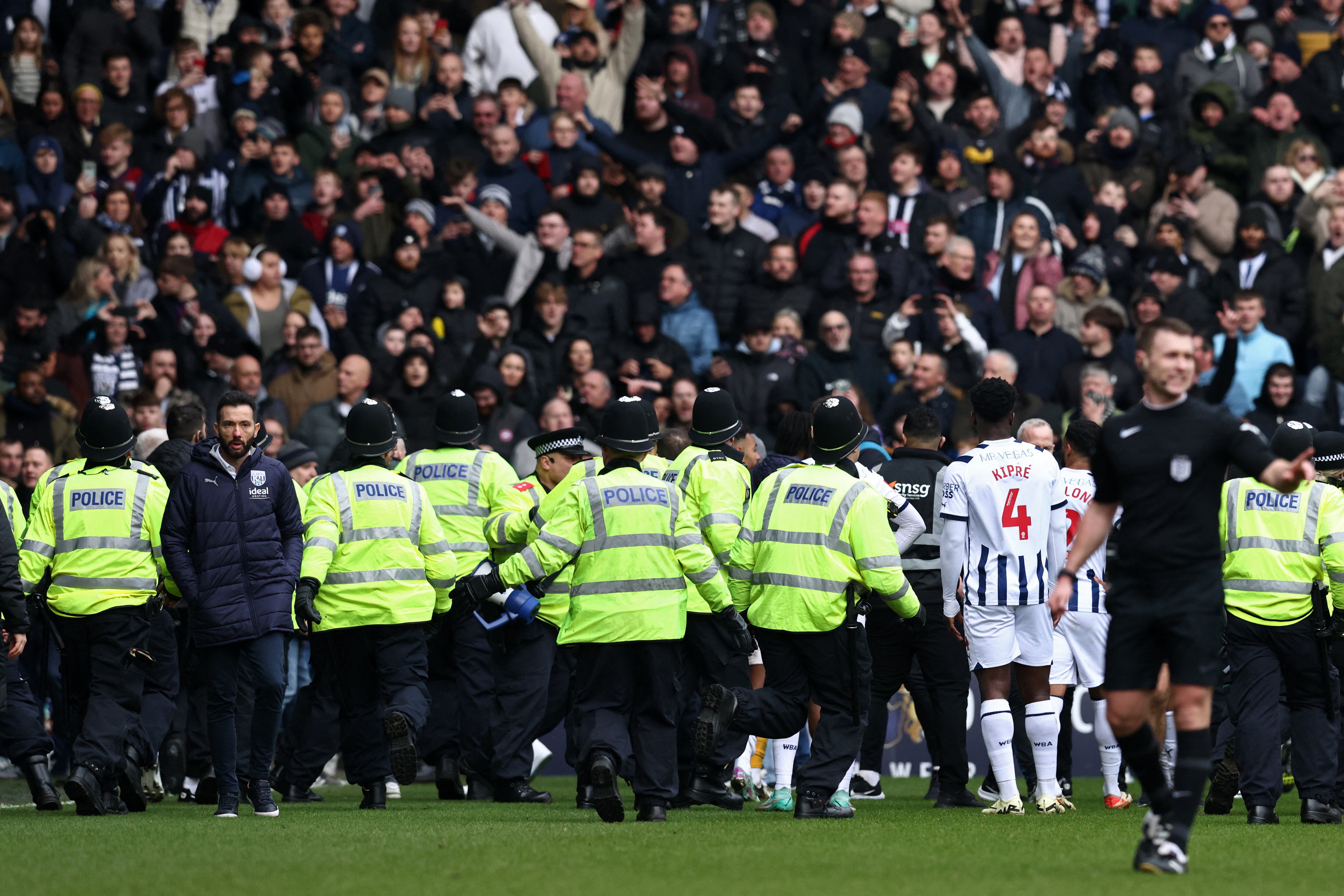 A pocos minutos de terminar el partido hubo peleas y enfrentamientos en las tribunas / AFP