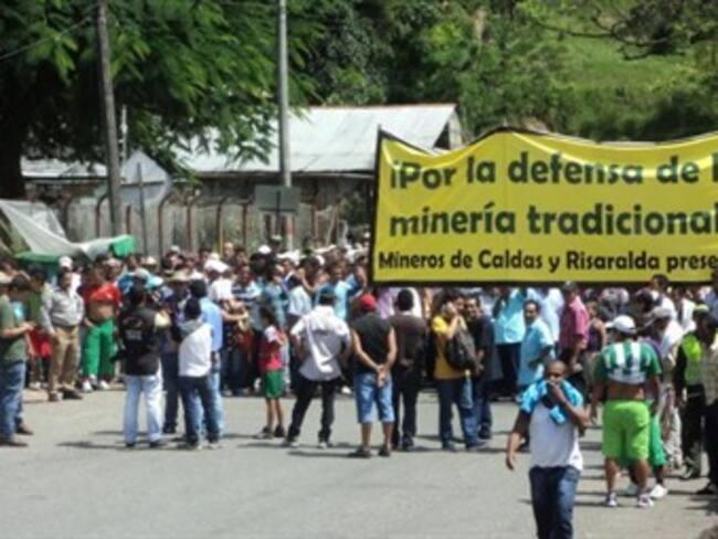 Gobierno y mineros firman acuerdo para levantar el paro