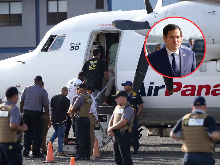 Migrantes subiendo a un avión de repatriación en Panamá y al lado Marco Rubio (Fotos vía Getty Images)