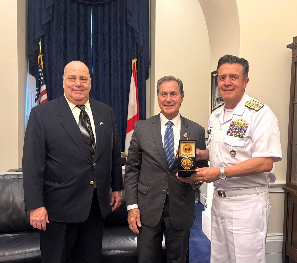 El embajador de Colombia en Washington, Daniel García Peña (i) acompaña al Comandante General de las Fuerzas Militares de Colombia, Almirante Francisco Hernando Cubides, en la agenda de trabajo en Estados Unidos.
(Foto:   Cortesía)
