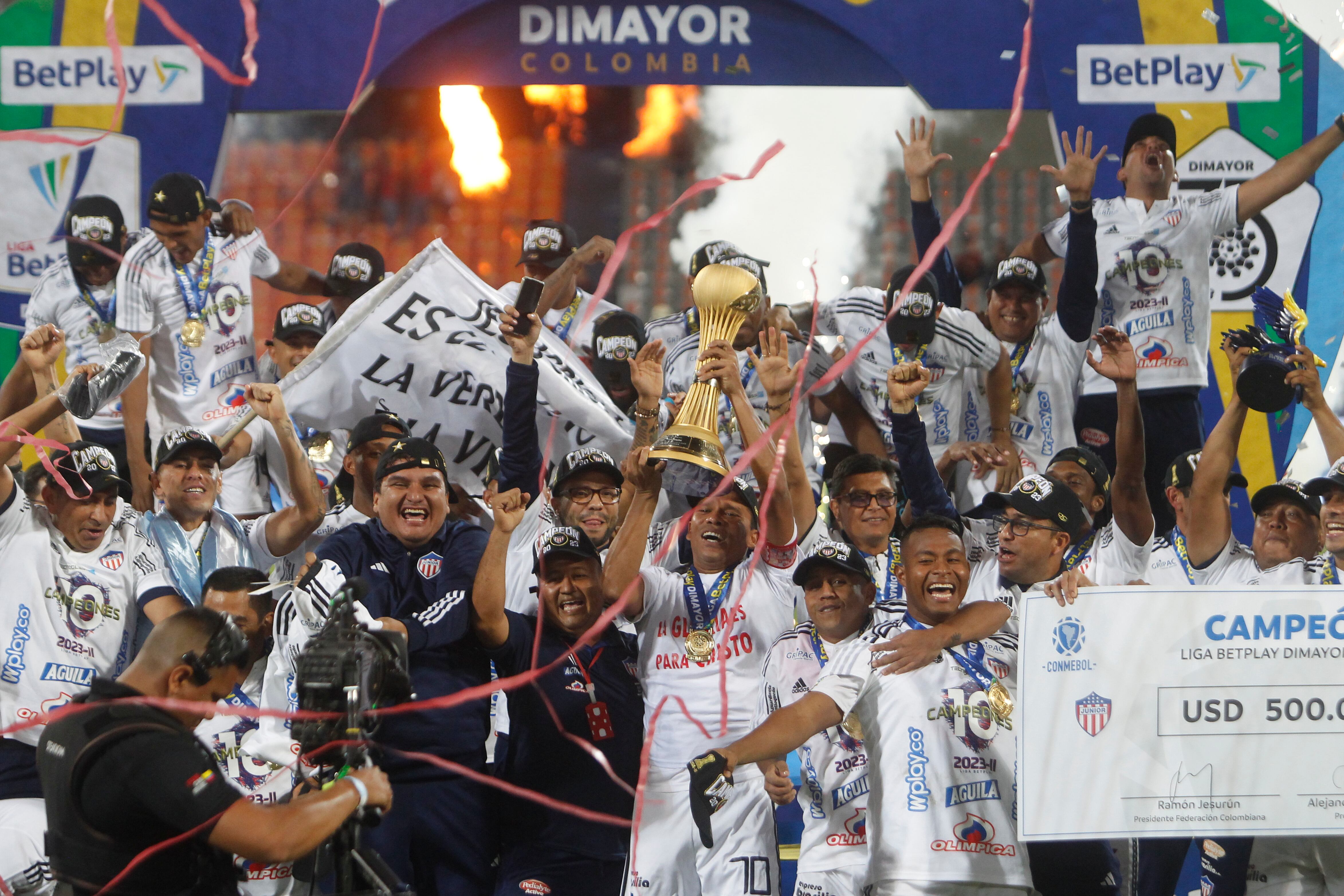 AMDEP4223. MEDELLÍN (COLOMBIA), 13/12/2023.- Jugadores de Junior celebran con el trofeo al ganar la Primera División de Colombia ante Deportivo Independiente Medellín (DIM) hoy, en el estadio Atanasio Girardot en Medellín (Colombia). EFE/ Luis Eduardo Noriega Arboleda
