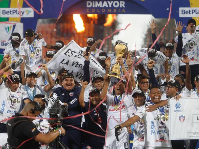 AMDEP4223. MEDELLÍN (COLOMBIA), 13/12/2023.- Jugadores de Junior celebran con el trofeo al ganar la Primera División de Colombia ante Deportivo Independiente Medellín (DIM) hoy, en el estadio Atanasio Girardot en Medellín (Colombia). EFE/ Luis Eduardo Noriega Arboleda