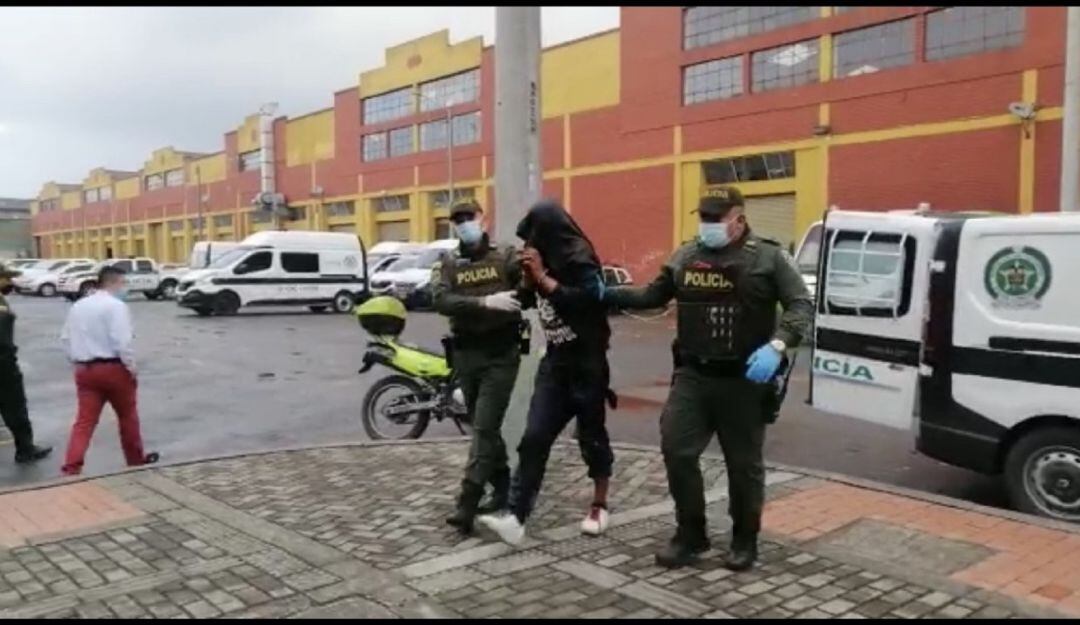 Fue sorprendido un hombre llevando una granada en uno de sus bolsillos