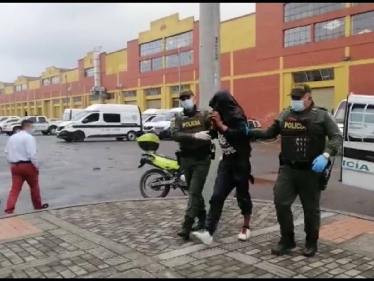 Fue sorprendido un hombre llevando una granada en uno de sus bolsillos