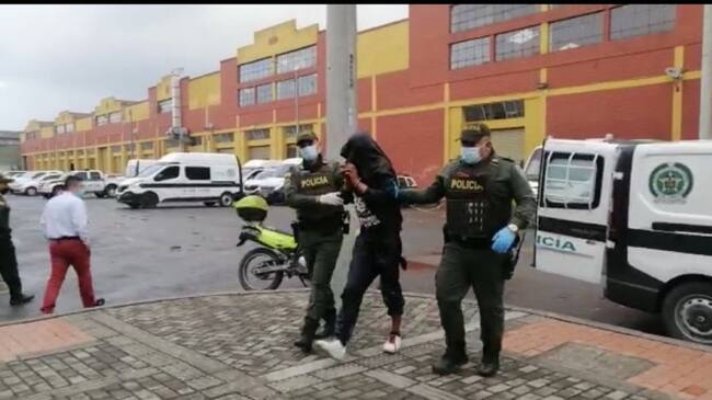 Fue sorprendido un hombre llevando una granada en uno de sus bolsillos
