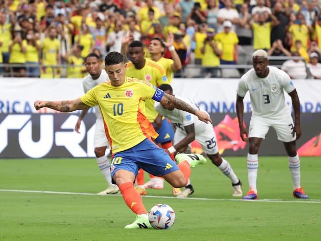 GLENDALE, ARIZONA - JULY 06: James Rodriguez of Colombia takes a penalty to score the team&#039;s second goal during the  CONMEBOL Copa America 2024 quarter-final match between Colombia and Panama at State Farm Stadium on July 06, 2024 in Glendale, Arizona. (Photo by Jamie Squire/Getty Images)
